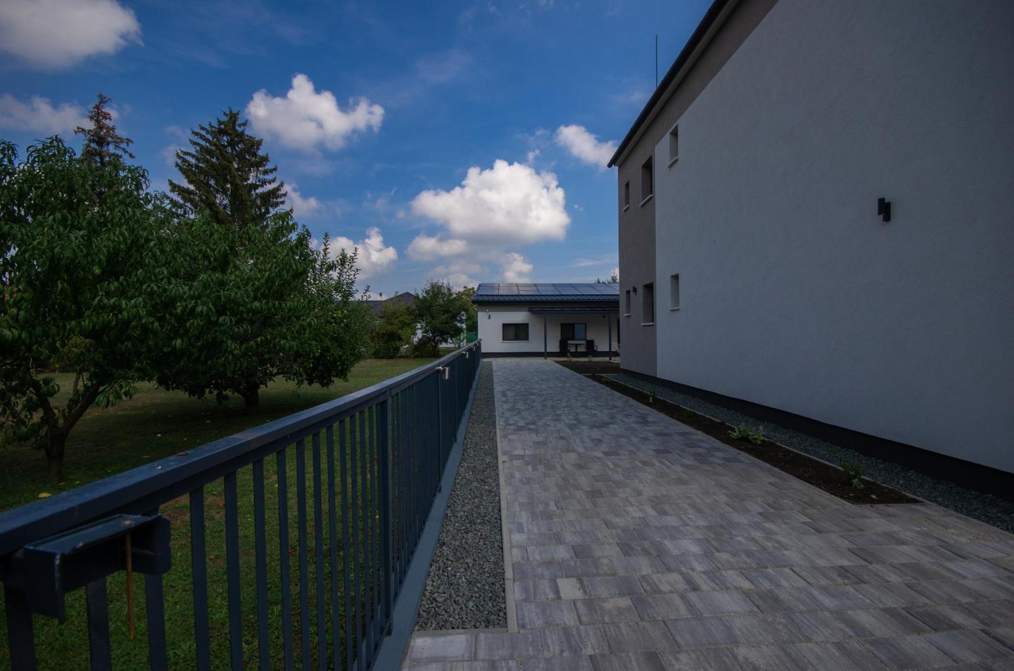 Csaladi Kikoeto Apartman Gyula Exterior foto